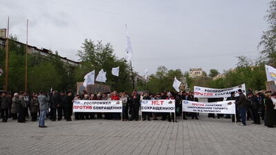 РаботникиЛВРЗ вышли на пикет против массовых сокращений.